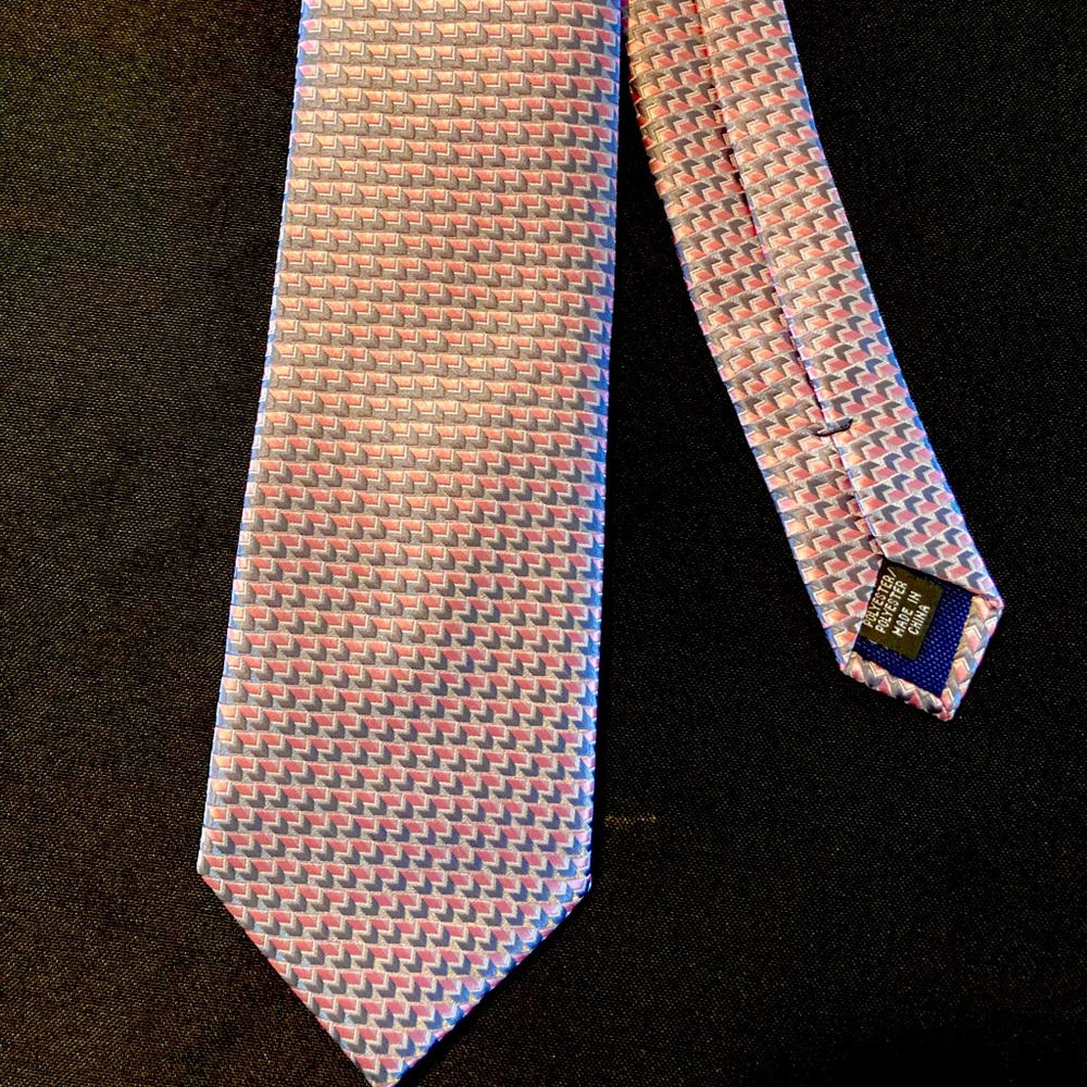 Michael Kors pink and gray men’s tie. Polyester. Like new. 3” at widest.
